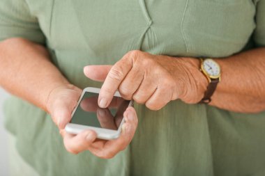 Modern mobil ile yaşlı kadın, closeup