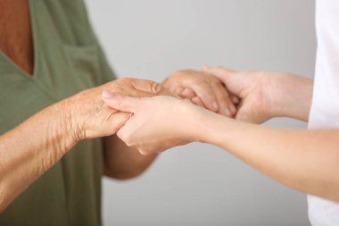 Genç kızı yaşlı anne sakinleştirici, yakın çekim