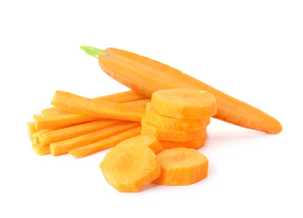 Trozos de zanahoria fresca sobre fondo blanco — Foto de Stock