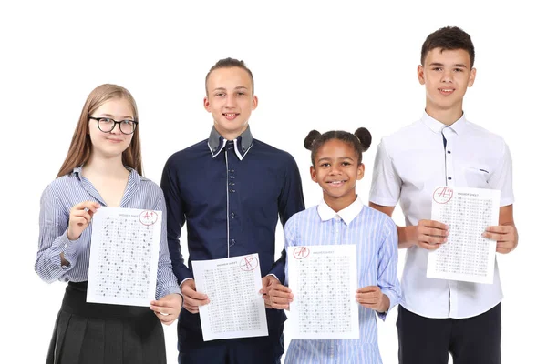 Zufriedene Klassenkameraden mit Ergebnissen des Schultests auf weißem Hintergrund — Stockfoto