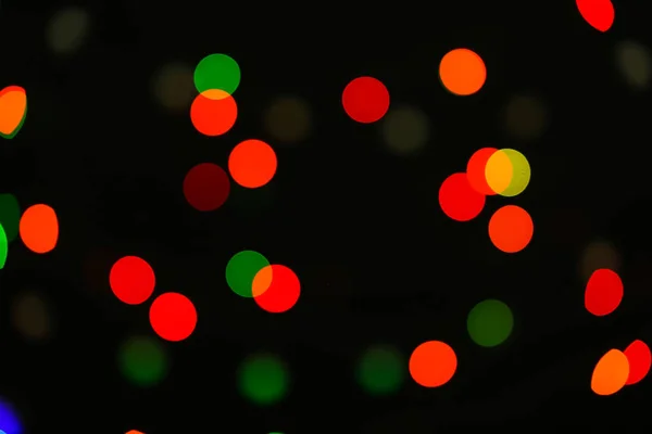 Coloridas luces desenfocadas sobre fondo oscuro — Foto de Stock