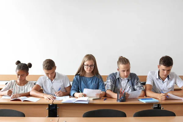 Passeren van de school leerlingen testen in de klas — Stockfoto