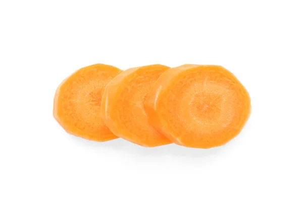 Кусочки свежей моркови на белом фоне — стоковое фото