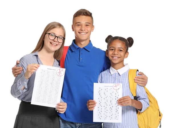 Compagni di classe felici con risultati del test scolastico su sfondo bianco — Foto Stock