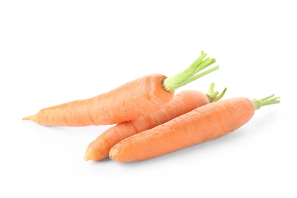 Cenoura fresca saborosa no fundo branco — Fotografia de Stock