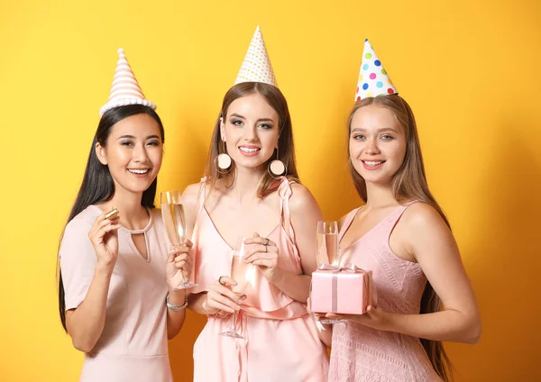 Щасливі жінки святкують День народження на кольоровому фоні — стокове фото