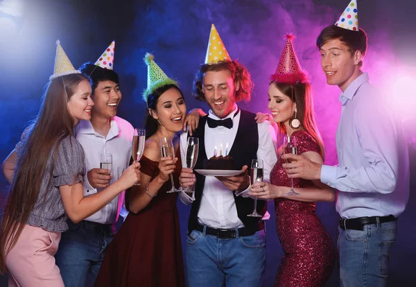 Gruppo di amici che festeggiano il compleanno nel night club — Foto Stock