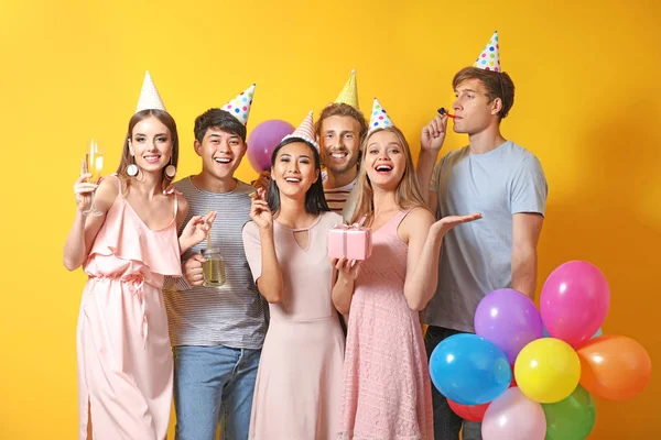 Gruppe von Freunden feiert Geburtstag auf farbigem Hintergrund — Stockfoto