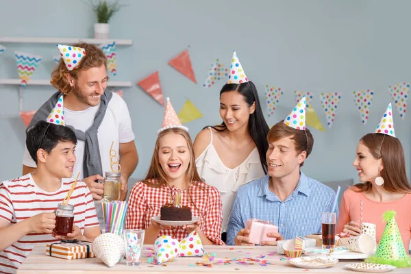 Grupo de amigos comemorando aniversário em casa — Fotografia de Stock