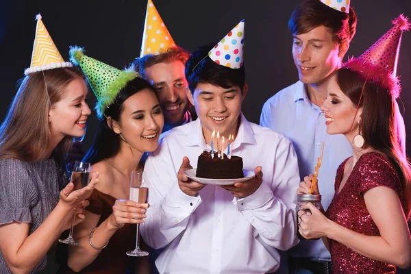 Grupo de amigos celebrando el cumpleaños en el club nocturno —  Fotos de Stock