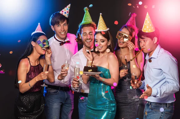 Grupo de amigos celebrando el cumpleaños en el club nocturno —  Fotos de Stock
