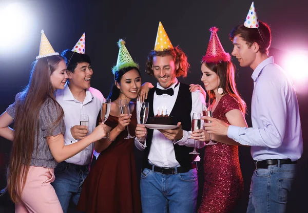 나이트 클럽에서 생일을 축하하는 친구들의 그룹 — 스톡 사진