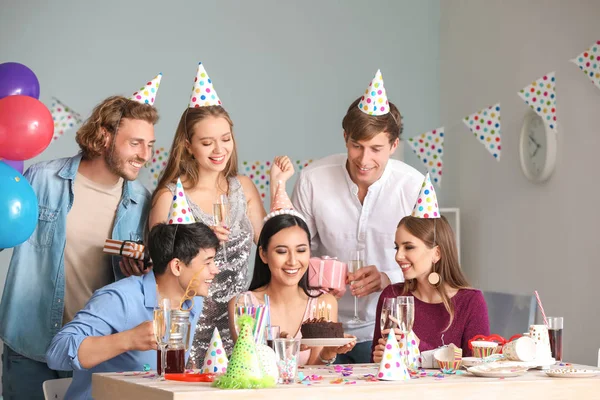 Vänner som firar födelsedag hemma — Stockfoto