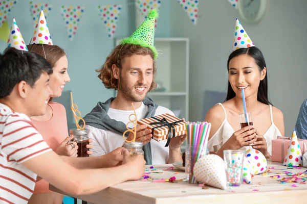 Grupo de amigos comemorando aniversário em casa — Fotografia de Stock