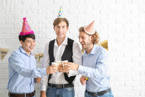 Homens felizes comemorando o aniversário no fundo da cor — Fotografia de Stock