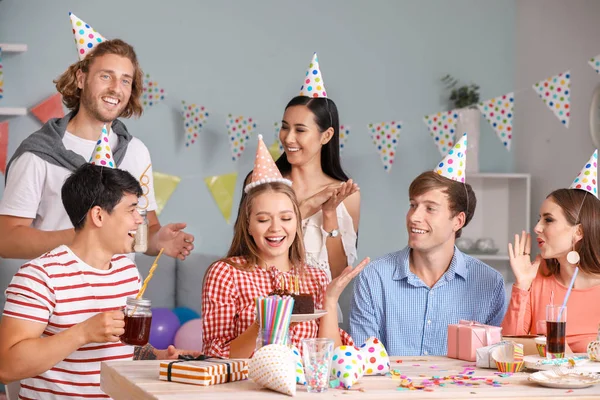 Gruppo di amici che festeggiano il compleanno a casa — Foto Stock