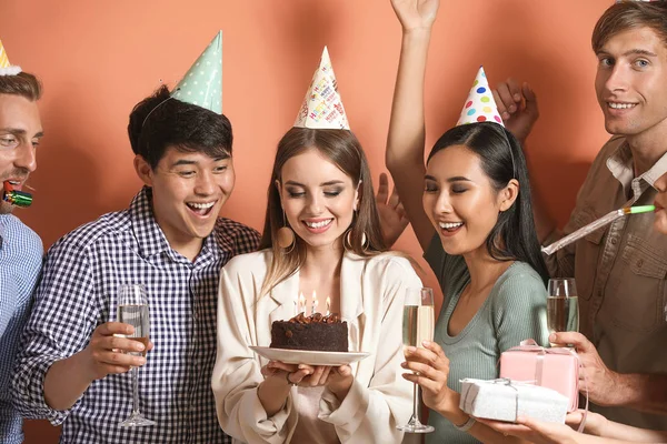 Група друзів, які святкують День народження на кольоровому фоні — стокове фото