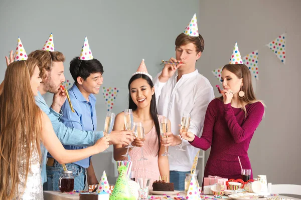 Grupo de amigos celebrando cumpleaños en casa —  Fotos de Stock