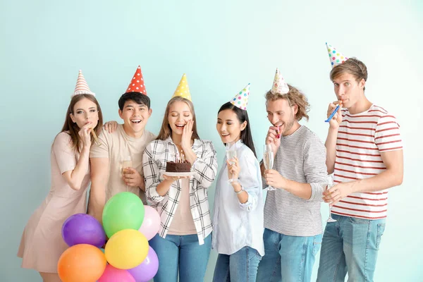 Grupo de amigos celebrando cumpleaños sobre fondo claro —  Fotos de Stock