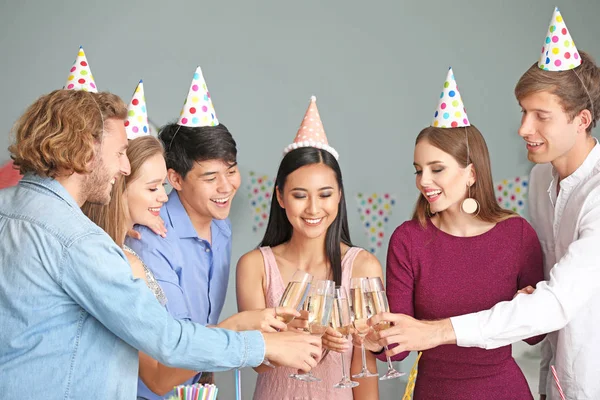 Grupo de amigos comemorando aniversário em casa — Fotografia de Stock