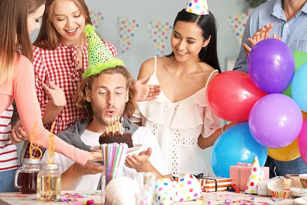 Grupo de amigos celebrando cumpleaños en casa —  Fotos de Stock