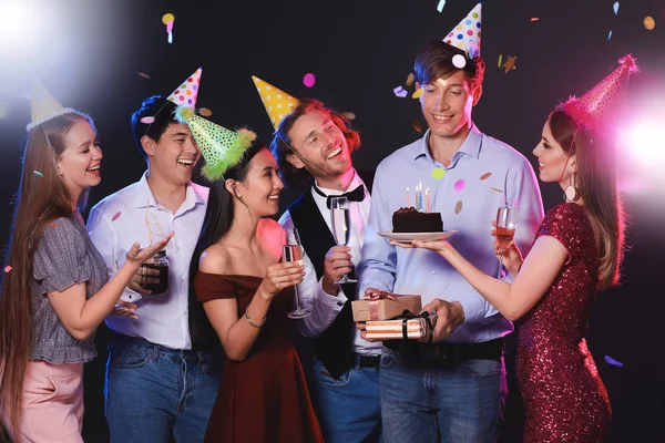 Groep vrienden vieren verjaardag in Night Club — Stockfoto