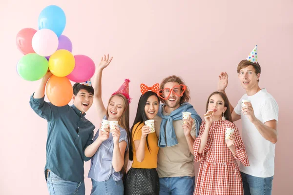 Gruppe von Freunden feiert Geburtstag auf farbigem Hintergrund — Stockfoto