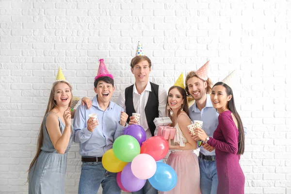 Freundeskreis feiert Geburtstag an der Ziegelmauer — Stockfoto