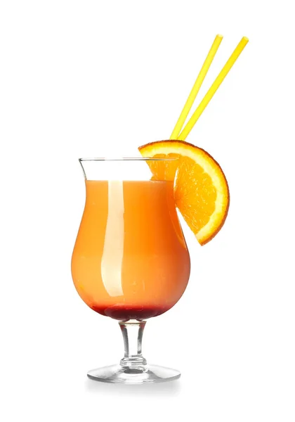 Glas välsmakande sommar cocktail på vit bakgrund — Stockfoto