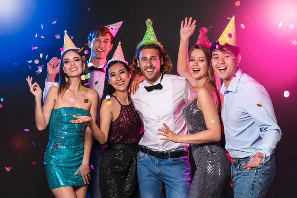 Grupo de amigos comemorando o aniversário no clube noturno — Fotografia de Stock