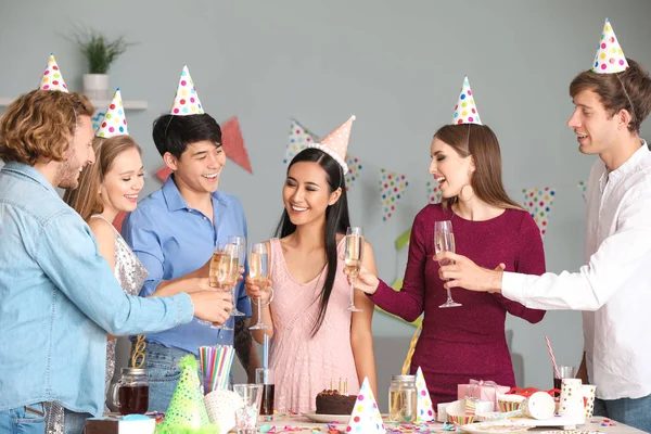 Група друзів святкують День народження вдома — стокове фото