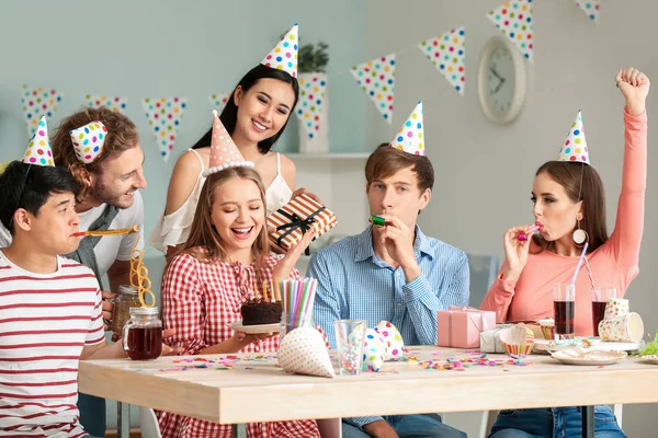 Grupa przyjaciół świętujących urodziny w domu — Zdjęcie stockowe