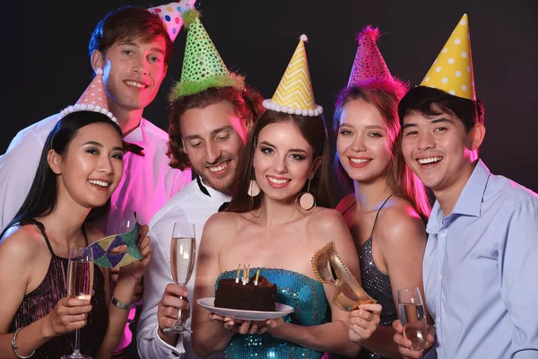 Freundeskreis feiert Geburtstag in Nachtclub — Stockfoto
