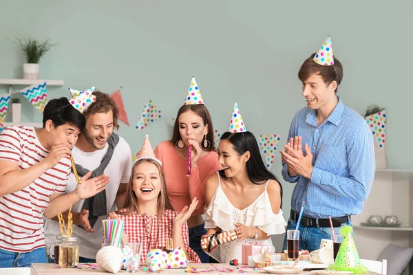 Grupo de amigos comemorando aniversário em casa — Fotografia de Stock