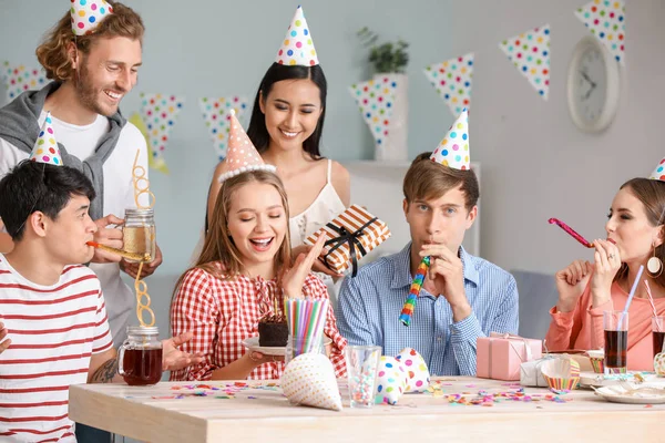 Grupo de amigos celebrando cumpleaños en casa —  Fotos de Stock