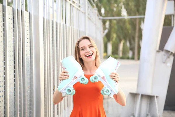 Hermosa mujer joven con patines al aire libre — Foto de Stock