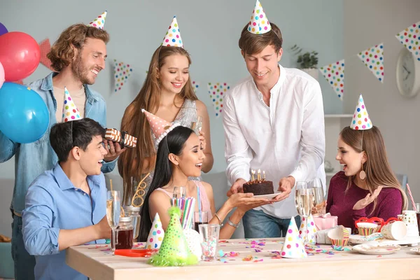 Grupo de amigos comemorando aniversário em casa — Fotografia de Stock