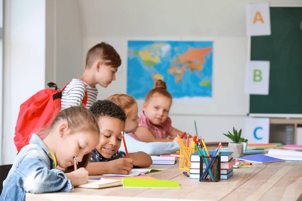 Carino piccoli alunni in classe — Foto Stock