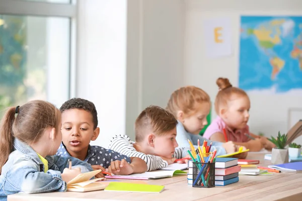 Carino piccoli alunni durante la lezione in classe — Foto Stock