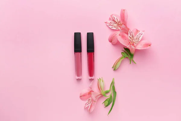 Set of lipglosses on color background — Stock Photo, Image