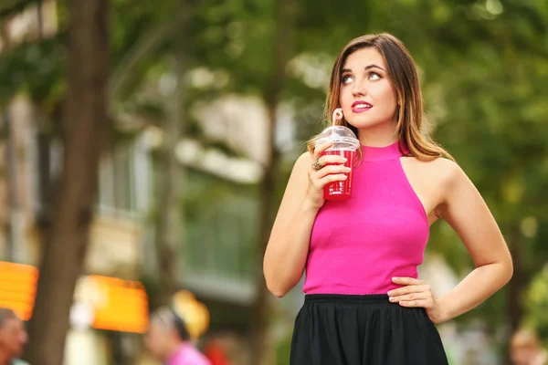 Hermosa joven bebiendo sabroso cóctel al aire libre —  Fotos de Stock