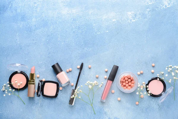 Set di cosmetici per il trucco su sfondo colore — Foto Stock