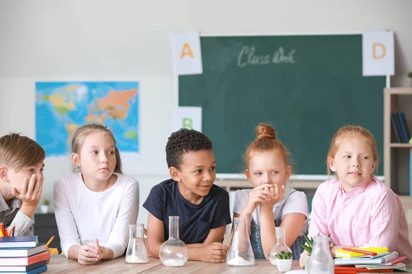Schattige kleine leerlingen op scheikunde les in klaslokaal — Stockfoto