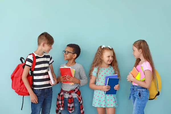 Petits élèves mignons sur fond de couleur — Photo