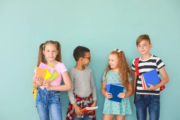 Aranyos kis tanulók színes háttér — Stock Fotó