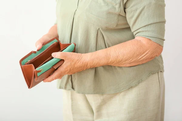Beyaz arka planda boş cüzdanı olan yaşlı bir kadın, yakın çekim. Emeklilikte yoksulluk kavramı — Stok fotoğraf