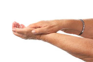 Beyaz arka planda yaşlı kadının elleri