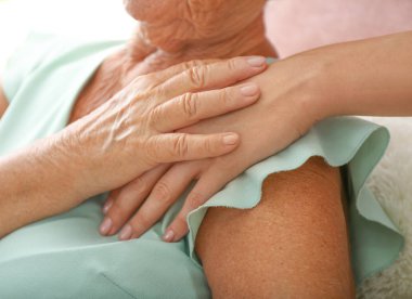 Evde yaşlı anneye destek olan genç kız, yakın çekim