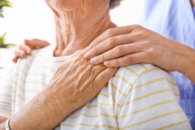 Evde yaşlı anneye destek olan genç kız, yakın çekim