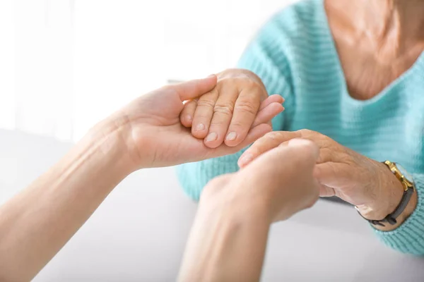 Hands of young and elderly woman. Concept of support — Stock Photo, Image